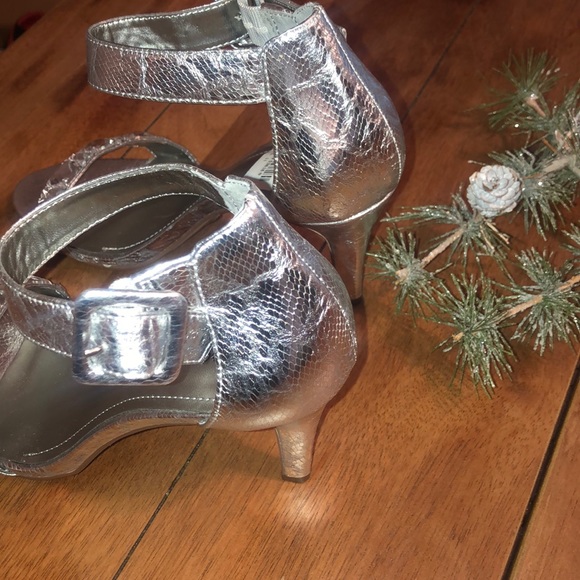 Style & Co. Prom Wedding Formal Tylda Silver Diamond Ankle Y2K Low Heels Sz 6.5 - Picture 3 of 5